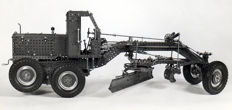 Side view showing the articulation of the rear tandem driving wheels